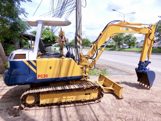 KOMATSU 30-6 ขนาดPC-30 <มีVDOให้ชม>รถเก่านอกมีเอกสารอินวอย☎️ติดต่อ 085-5632278 <ราคาต่อรองได้>