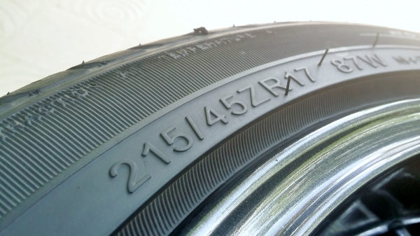 แม็กเก๋ง ขอบ17 4รู100 กว้าง7/7.5 et40/38 พร้อมยางดีสโตน 215 45R17 ปี17