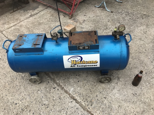 ขายถังลม Air compressor ขนาด 200 ลิตร สภาพสวยมาก พร้อมล้อ ราคา 6,800 บาท