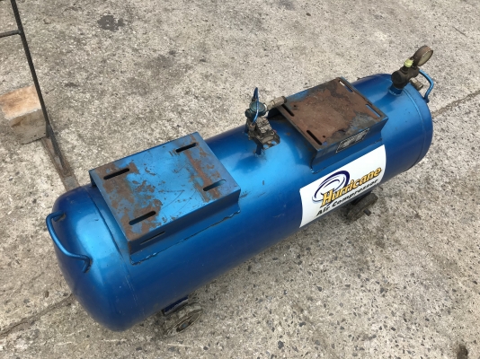 ขายถังลม Air compressor ขนาด 200 ลิตร สภาพสวยมาก พร้อมล้อ ราคา 6,800 บาท