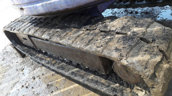 ขายแทรคยาง รถขุด PC40-7และ PC50UU2 ข้อห่าง มี3เส้น ส้นล่ะ 8,000 บาท