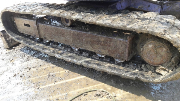 ขายแทรคยาง รถขุด PC40-7และ PC50UU2 ข้อห่าง มี3เส้น ส้นล่ะ 8,000 บาท