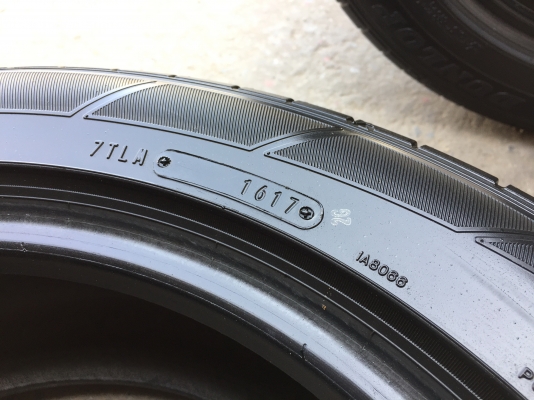 ยาง DUNLOP 215-55-17 ปี 17 ครบชุด 4 เส้น 4500  สภาพสวยๆไม่มีปะไม่บวมไม่กินข้าง ดอกยางเหลือเยอะเอาไปวิ่งกันใด้อีกยาวค่ะ