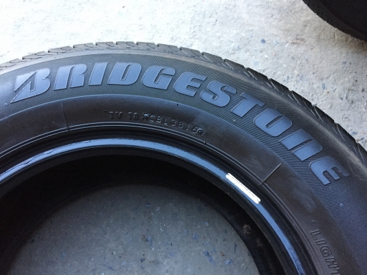 ยาง Bridgstone 215-70-15 ปี 16 3เส้น ปี 15 1เส้น ครบชุด 4 เส้น 5000 สวยๆไม่บวมไม่กินข้างดอกยางเหลือเ
