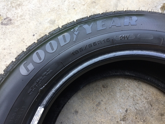 ยาง GOODYEAR 195-65-15 ปี 16 2 เส้น 1300 สภาพสวยๆไม่บวมไม่กินข้าง ดอกยางเหลือเยอะเอาไปวิ่งกันใด้อีกย