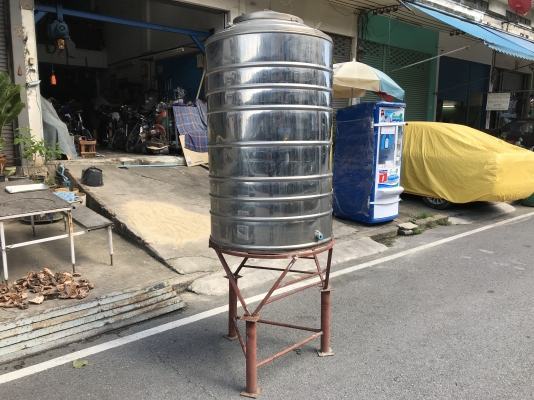 ขายถังเก็บน้ำสแตนเลส ขนาด 550ลิตร สภาพสวย มาพร้อมขาตั้งแข็งแรง พร้อมใช้งาน ราคา 3,800 บาท