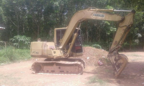 ขายรถแบคโฮพร้อมรถบรรทุก 6 ล้อท้ายลาด KOMATSU PC60-6 กับ อีซูซุ 175 แรงม้า ราคา 750000