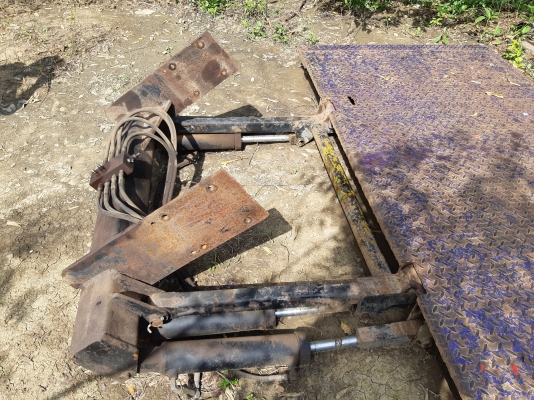 ขายกะบะหกล้อยาว6.50เมตรกว้าง2.50เมตรคัชชี85ช.มพร้อมลิฟท้างใชงานมา20000โลเหมือนใหม่เลย