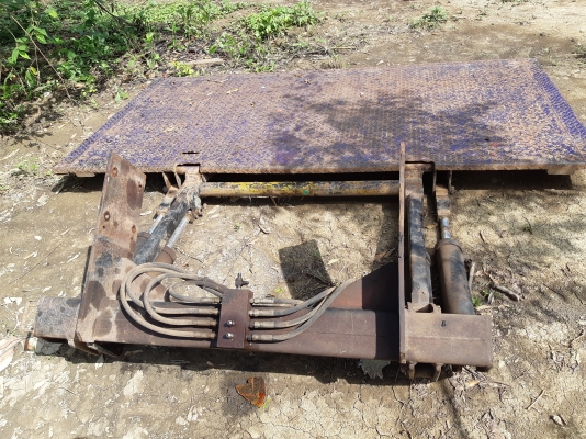 ขายกะบะหกล้อยาว6.50เมตรกว้าง2.50เมตรคัชชี85ช.มพร้อมลิฟท้างใชงานมา20000โลเหมือนใหม่เลย