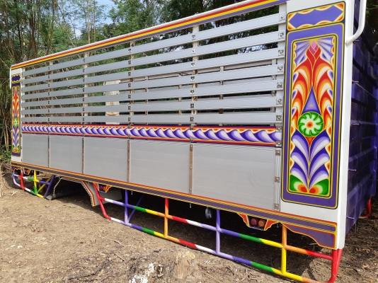 ขายกะบะหกล้อยาว6.50เมตรกว้าง2.50เมตรคัชชี85ช.มพร้อมลิฟท้างใชงานมา20000โลเหมือนใหม่เลย