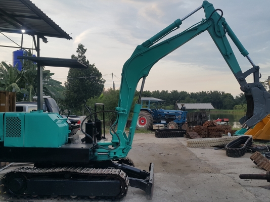 รถแบคโฮ KOBELCO SK032 รถเก่านอกนำเข้า ยังไม่เคยใช้งานในไทย มีลายแย็กติดจากนอก เครื่องดี ปั๊มแรง โซ่หนา เอวแน่น สภาพพร้อมใช้งาน มีเอกสารใบอินวอยซ์ มี VDO การทำงานให้ชม