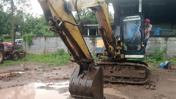 ขายรถขุดแบ็คโคร KOMATSU PC60-1 บูมสไลด์ เครื่องปั้มเดิม แรงดี ช่วงล่างแน่น อยู่ขอนแก่น ราคา 145,000 ฿ สนใจ0835601591