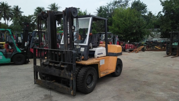 ขายรถ komatsu ขนาด 6 ตัน ตามสภาพพร้อมใช้งาน