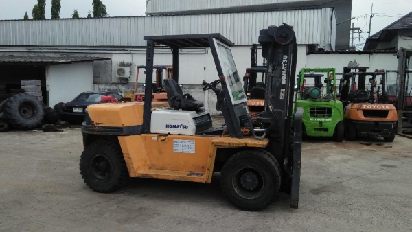 ขายรถ komatsu ขนาด 6 ตัน ตามสภาพพร้อมใช้งาน
