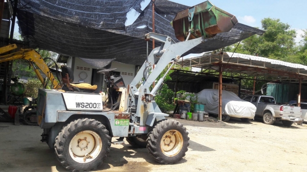 ขายรถตักล้อยาง  ยี่ห้อ MITSUBISHI  รุ่น  WS200Gเครื่องยนต์ เบนซิน  4G33  แรงคล่องตัว ทุกระบบ เกียร์ทอร์ค คอนโทรลเดียว บุ้งกี๋ ขนาด 0.5 คิว เก่านอกขายราคาถูก