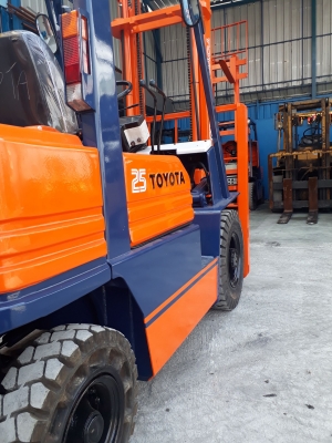 ขายด่วนรถฟอร์คลิฟท์ TOYOTA 5FD25 เครื่องยนต์ดีเซล เสายกสูง 5 เมตร เครื่องยนต์เกียร์แน่นๆ/ไฮดรอลิคยกแรงๆ