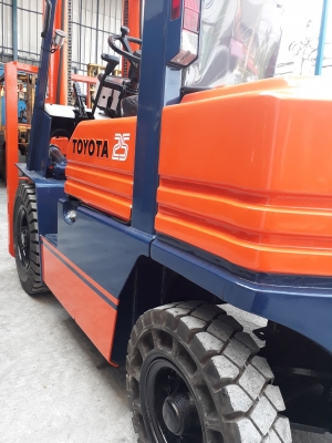 ขายด่วนรถฟอร์คลิฟท์ TOYOTA 5FD25 เครื่องยนต์ดีเซล เสายกสูง 5 เมตร เครื่องยนต์เกียร์แน่นๆ/ไฮดรอลิคยกแรงๆ