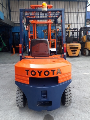 ขายด่วนรถฟอร์คลิฟท์ TOYOTA 5FD25 เครื่องยนต์ดีเซล เสายกสูง 5 เมตร เครื่องยนต์เกียร์แน่นๆ/ไฮดรอลิคยกแรงๆ