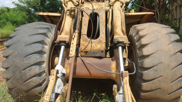 ขายตามสภาพ ไม่มีบุ้งกี๋ รถตัก CAT 980B ซื้อเก่านอกมา เครื่องเปลี่ยนฝาสูบใหม่ เกียร์ดี ยางเต็ม อุปกรณ์หม้อน้ำฝาครอบเครื่องมีครบ เอกสารใบซื้อขาย