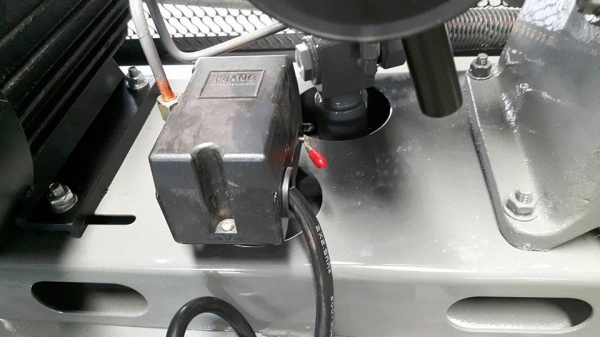 (10บาร์*ไฟบ้าน220V.)สินค้าใหม่เข้าเพิ่มเติม ขายถูกด่วนๆ*เครื่องปั๊มลมASHITAขนาด300 ลิตร,3สูบ,4HPแรง(สามารถใช้กับไฟบ้านได้) ยังไม่เคยใช้งาน