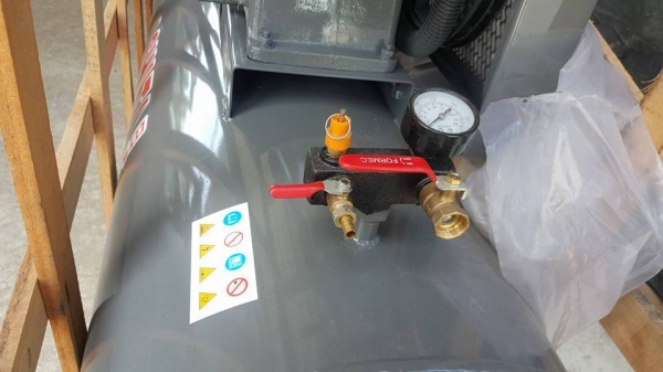 (10บาร์*ไฟบ้าน220V.)สินค้าใหม่เข้าเพิ่มเติม ขายถูกด่วนๆ*เครื่องปั๊มลมASHITAขนาด300 ลิตร,3สูบ,4HPแรง(สามารถใช้กับไฟบ้านได้) ยังไม่เคยใช้งาน