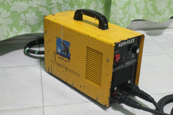 เครื่องเชื่อมอินเวอร์เตอร์ยี่ห้อ KENFLEX ขนาด 200A สภาพพร้อมใช้งานครับ