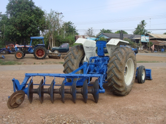 ขายรถไถ Ford 68 พร้อมใช้งาน มีใบมีดและพาน 7 สวย ๆ ,มีทะเบียน