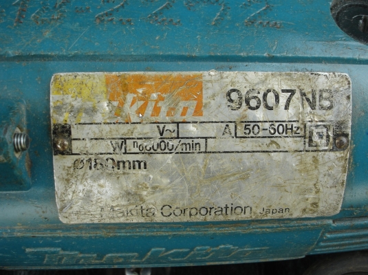 เครื่องเจียรไฟฟ้า ยี่ห้อ makita รุ่น 9607NB ขนาด 7" 1800 วัตต์