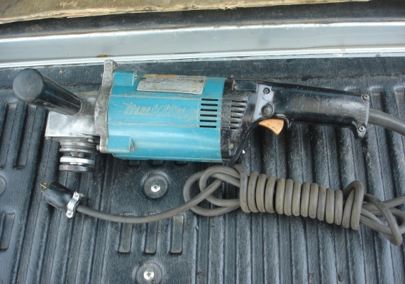 เครื่องเจียรไฟฟ้า ยี่ห้อ makita รุ่น 9607NB ขนาด 7" 1800 วัตต์