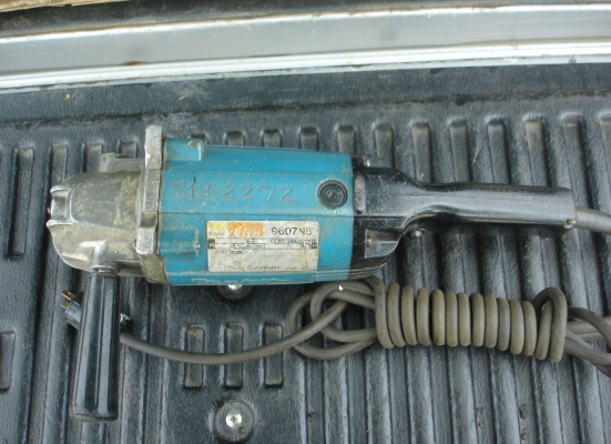 เครื่องเจียรไฟฟ้า ยี่ห้อ makita รุ่น 9607NB ขนาด 7" 1800 วัตต์