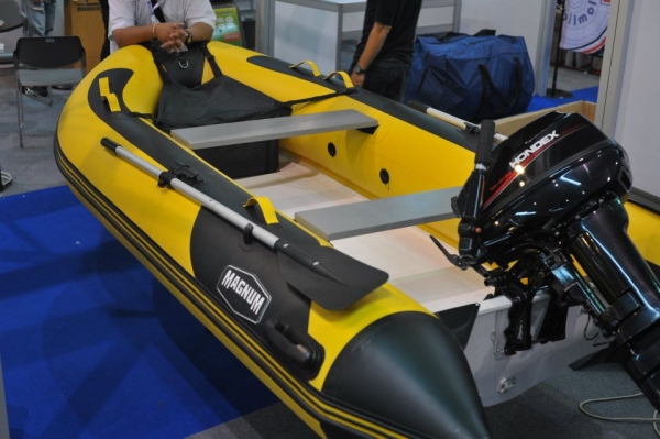 เรือยางท้องไฟเบอร์ MAGNUM BOAT 330