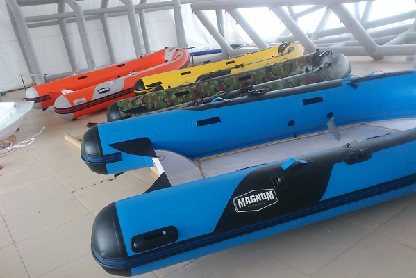 เรือยางท้องไฟเบอร์ MAGNUM BOAT 330