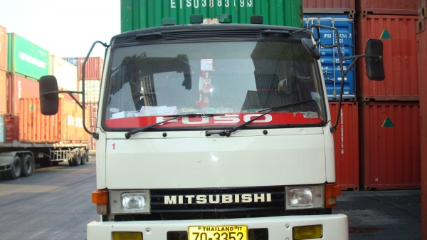 ขายด่วน 10 ล้อ พื้นเลียบ FUSO FN527 พร้อมให้งานวิ่งตู้ CONTAINER รายได้เดือนละ 60,000 บาท