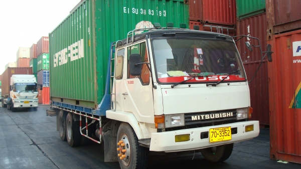ขายด่วน 10 ล้อ พื้นเลียบ FUSO FN527 พร้อมให้งานวิ่งตู้ CONTAINER รายได้เดือนละ 60,000 บาท
