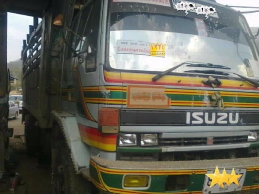 ISUZU ROCKY FXZ 240 HP 6SD1 ปี 40 สิบล้อ 2 เพลา ร็อกนางฟ้า มีระบบลากพ่วงติดตั้งมาให้ครบพร้อมใช้งาน กระบะคอกไม้มีบาร์อ้อยไม่ดั๊มพ์ เครื่องแน่นดีไม่มีเยิ้ม หัวเก๋งบางเดิมภายในเก๋งสวยครบพร้อม แอร์เย็น พ.เพาเวอร์ เบรคทริ๊ปฟี้ ช่วงล่างคัชซีสวยไม่มีดาม ยางสภาพด