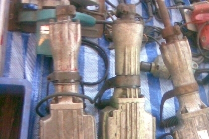 แย๊กสกัดคอนกรีต MAKITA ตัวใหญ่ของแท้แน่นอนครับ เบิกใหม่ เกือบ 2 หมื่นครับ สภาพเดิมๆครับใช้ยาวครับรุ่นนี้คุ้มครับแรงๆครับ