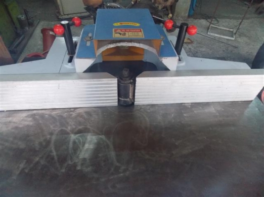 เครื่องจักรงานไม้เพลาตั้งรุ่น  MX5116C ใช้มาได้ไม่ถึง 5 เดือน