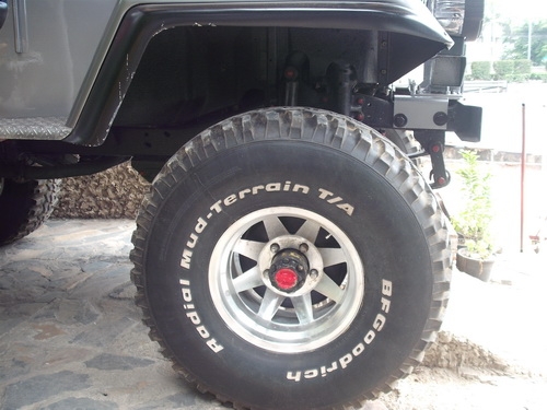 ขายด่วน JEEP MITSU เครื่องโมดิฟาย เบนซิล คาบูคู่ ทำสีใหม่ ไม่มีบุบ สภาพ 95\% ทะเบียนถูกต้อง