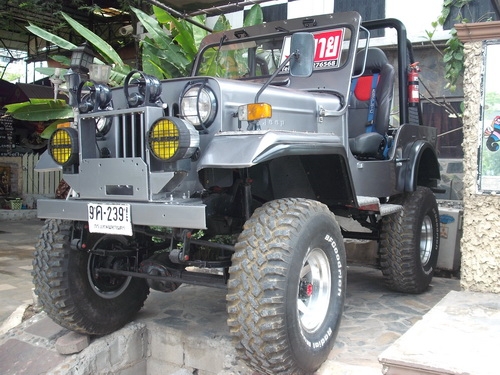 ขายด่วน JEEP MITSU เครื่องโมดิฟาย เบนซิล คาบูคู่ ทำสีใหม่ ไม่มีบุบ สภาพ 95\% ทะเบียนถูกต้อง