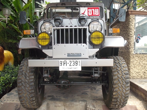 ขายด่วน JEEP MITSU เครื่องโมดิฟาย เบนซิล คาบูคู่ ทำสีใหม่ ไม่มีบุบ สภาพ 95\% ทะเบียนถูกต้อง
