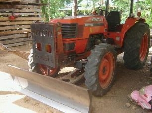 KUBOTA M5000SU - 2 เพลา ทำงาน 2,486 ชม. อุปกรณ์ครบพร้อมใช้งาน มีใบมีดดันหน้า ผานพรวนดิน 6 เครื่องยนต์แห้งแรงดีไม่เยิ้มเลย ระบบไฮดรอลิกส์ไม่มีแตกไม่มีรั่วซึ่ม ช่วงล่างแน่น ยางสภาพดีหน้าหลังประมาณ 70\% พร้อมทำงานได้เลย เอกสารเล่มทะเบียนครบพร้อม ราคาต่อรองได้