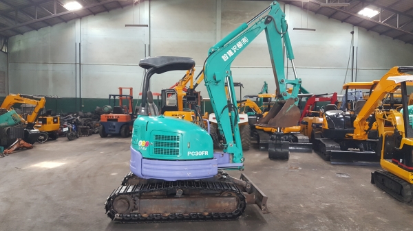 ขาย รถขุด KOMATSU รุ่น PC30FR มือสองญี่ปุ่น แทรกเหล็ก สลัก บูทเอวแน่น 100\% สวยพร้อมใช้งาน มือถือ 0818753444