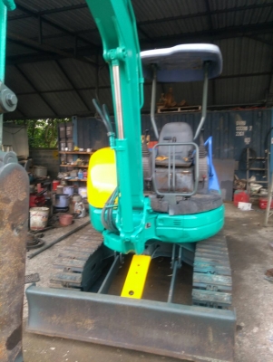 รถแบคโฮ KOMATSU 30MR รถเก่านอกนำเข้า ยังไม่เคยใช้งานในไทย เครื่องดี ปั๊มดี มีลายแย็กติดมาจากนอก สภาพพร้อมใช้งาน มีเอกสารใบอินวอยซ์