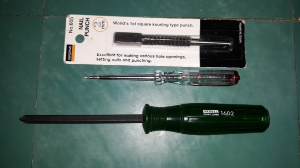 ขายเครื่องมือช่าง1กอง3ชิ้นใหม่งานดีไขควงและเหล็กส่ง MADE IN JAPAN.และ ไขควงลองไฟMADE IN GERMANY.