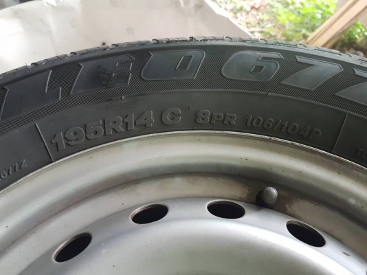 ล้อกะทะ+ยาง195r14ปี2216 ใช้งานไป5พันโล ยกชุด4วง5000บ.โทร0879050181จัดส่งได้ทั่วไทย