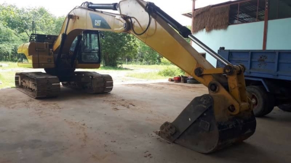 ขาย 980,000 CAT 320 C เล่มทะเบียน ไฟฟ้าครบ เครื่องดี ปั้มแรง เอวแน่น ช่วงล่างแน่น รถพร้อมใช้ รถอยู่ ศรีเกษ 090-772-3710 090-772-3708
