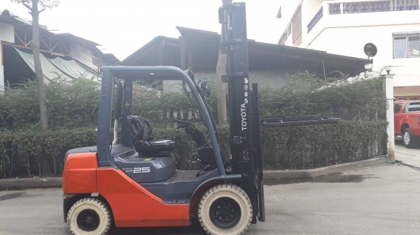 ขายรถยกโฟร์คลิฟท์ TOYOTA ขนาด 2.5 ตัน