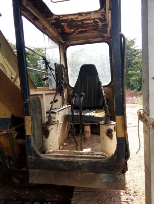 KOMATSU PC 60-1 พร้อมรถเทรลเลอร์ 6 ล้อราคา 300,000 รถสตูล