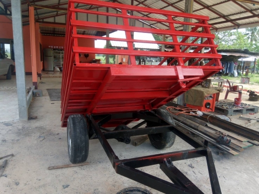 สะลี่ดั้มครับ บรรทุกได้ประมาณ 3 ตัน