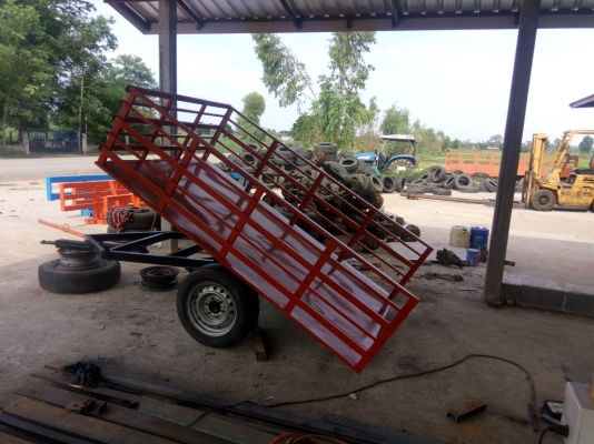 สะลี่ดั้มครับ บรรทุกได้ประมาณ 3 ตัน